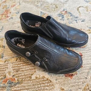 Taos black leather slip on shoes sz 7, like new